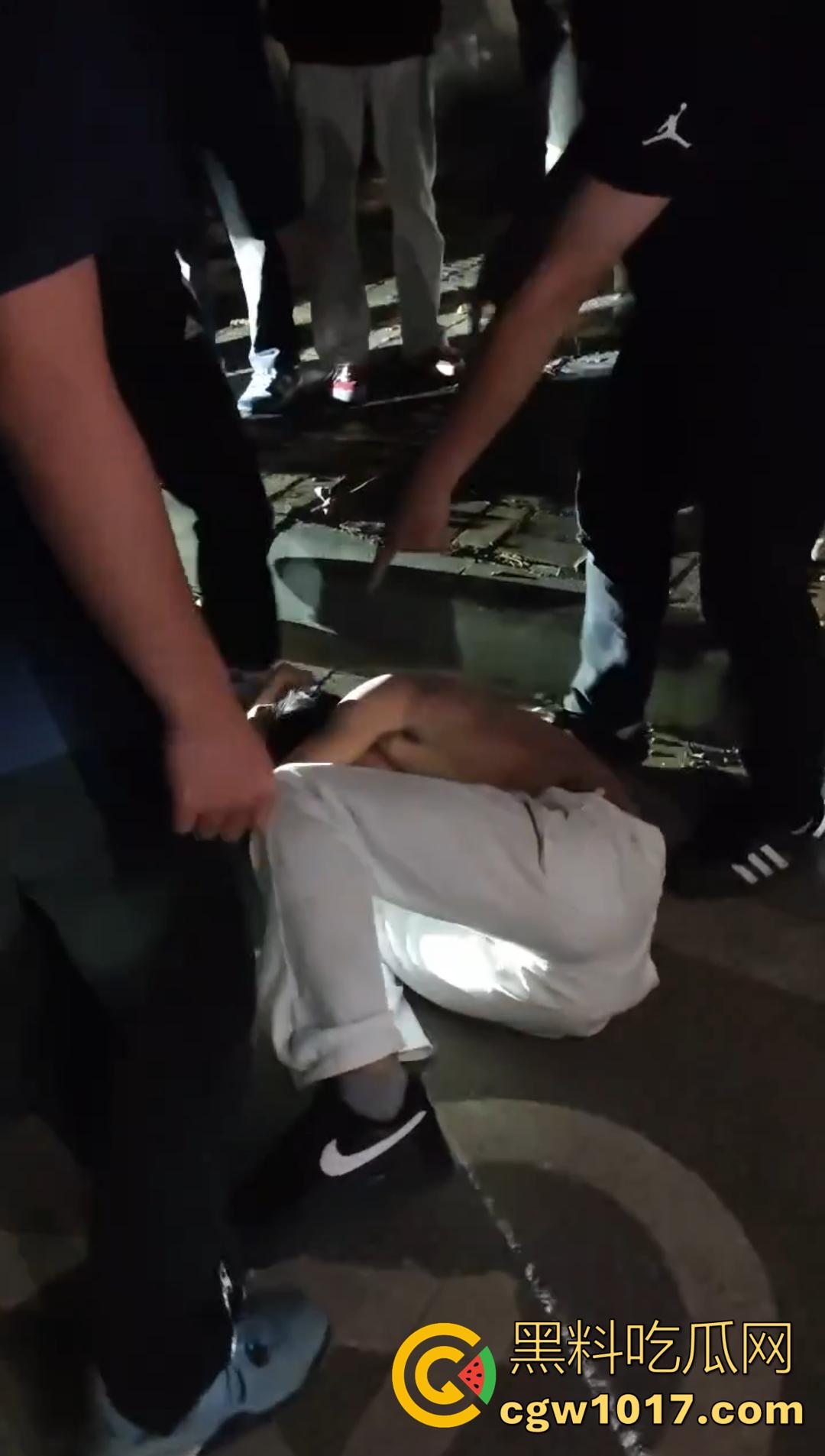 广西桂林C罗事件完整版 精神小伙为爱冲锋 与情敌约群架1v4 只为争夺交配权 现场视频流出!-7