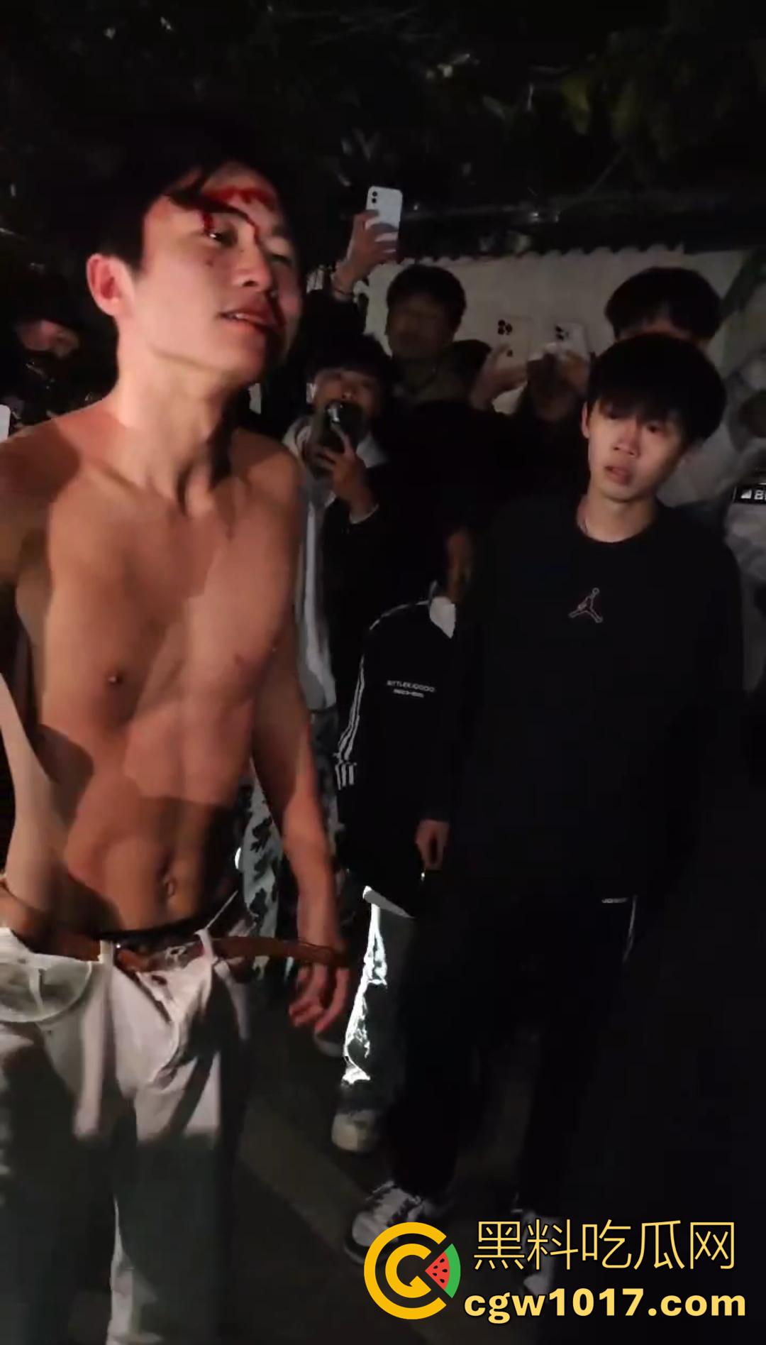 广西桂林C罗事件完整版 精神小伙为爱冲锋 与情敌约群架1v4 只为争夺交配权 现场视频流出!-4