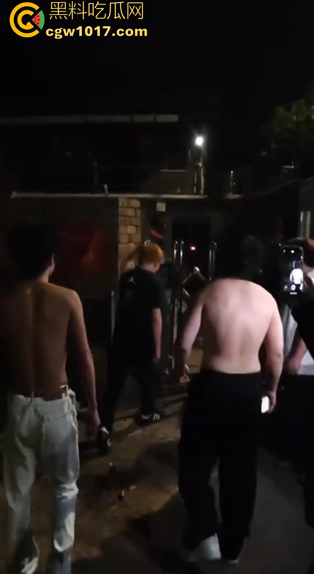 广西桂林C罗事件完整版 精神小伙为爱冲锋 与情敌约群架1v4 只为争夺交配权 现场视频流出!-8