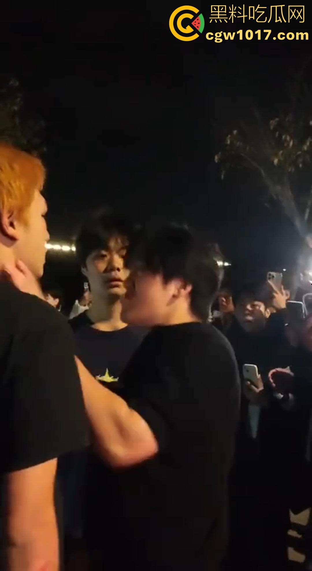 广西桂林C罗事件完整版 精神小伙为爱冲锋 与情敌约群架1v4 只为争夺交配权 现场视频流出!-6