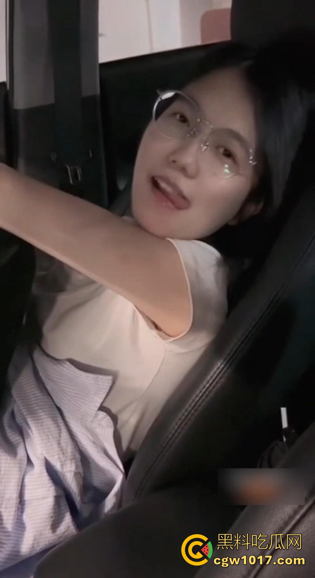 骚货女友在地下停车场坐在副驾驶上直接掰穴发情!撩裙勾魂,男主当场硬到差点停车猛干!-1