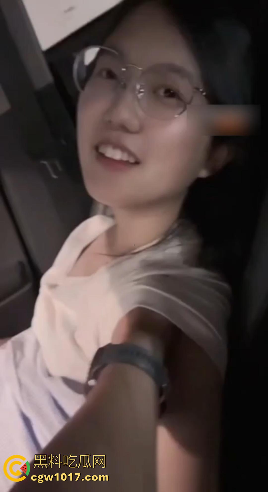 骚货女友在地下停车场坐在副驾驶上直接掰穴发情!撩裙勾魂,男主当场硬到差点停车猛干!-2