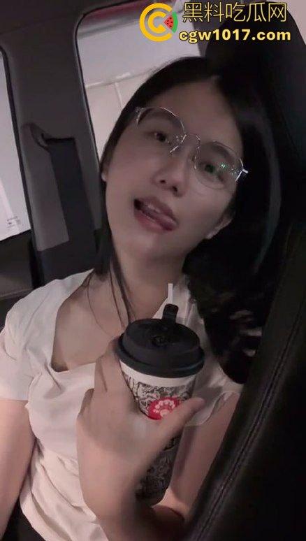 骚货女友在地下停车场坐在副驾驶上直接掰穴发情!撩裙勾魂,男主当场硬到差点停车猛干!-5