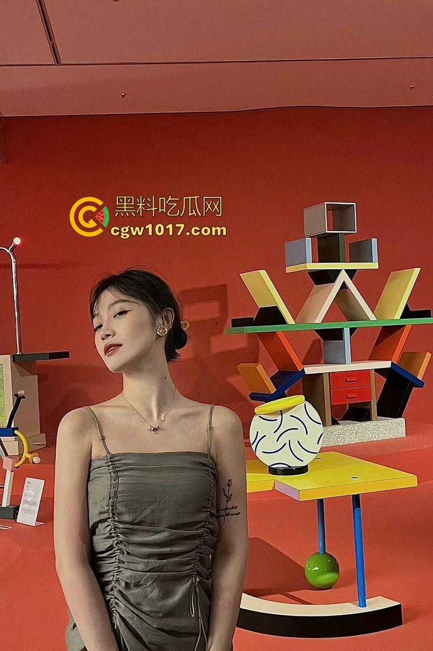 中国美术学院博士【叶露盈】不好好搞学术跑去跪舔院长鸡巴,口交时头发蹭卵蛋,院长爽完甩脸:你以为这样就能毕业?-1