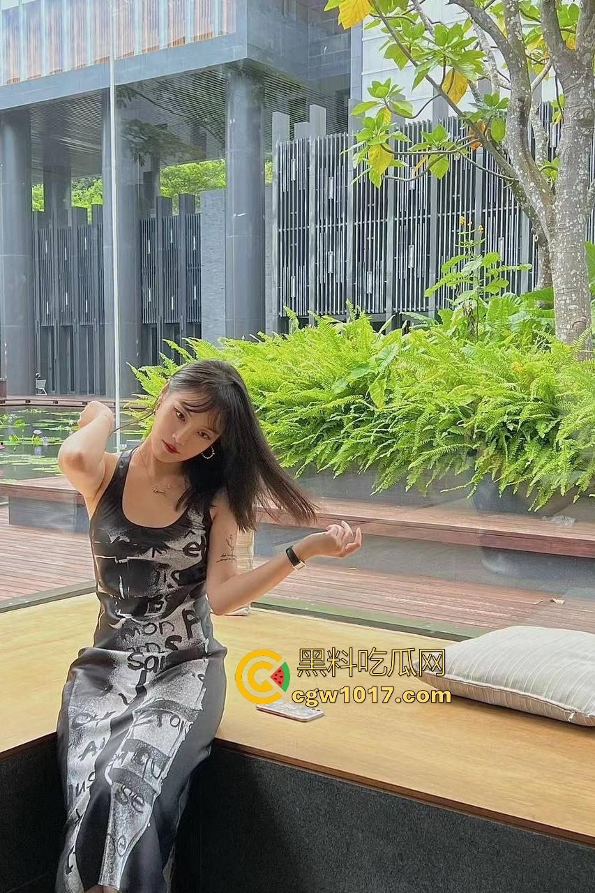 中国美术学院博士【叶露盈】不好好搞学术跑去跪舔院长鸡巴,口交时头发蹭卵蛋,院长爽完甩脸:你以为这样就能毕业?-2