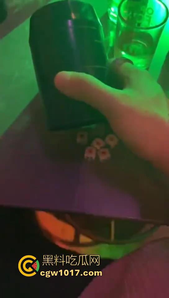 两杯小酒轻松拿下淫荡小骚逼，带回酒店全自动骑乘，跟喝酒前的高冷态度巨大反差，她怎么能这么骚啊！-3