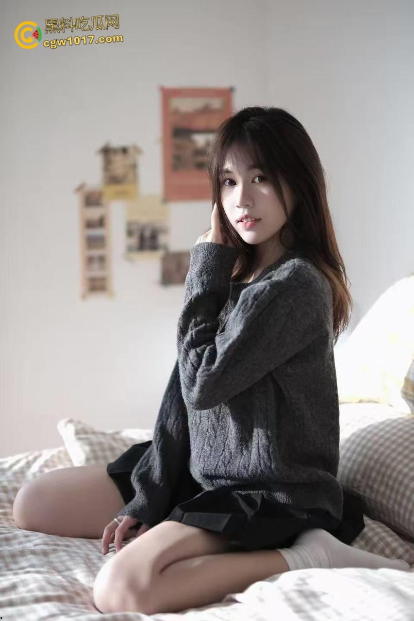 姐姐小产过后性欲望更大了,玩着手机就来脱我裤子,边自慰边给我口交,主动骑乘把我大屌夹的紧紧的,全射在小穴里 !-3