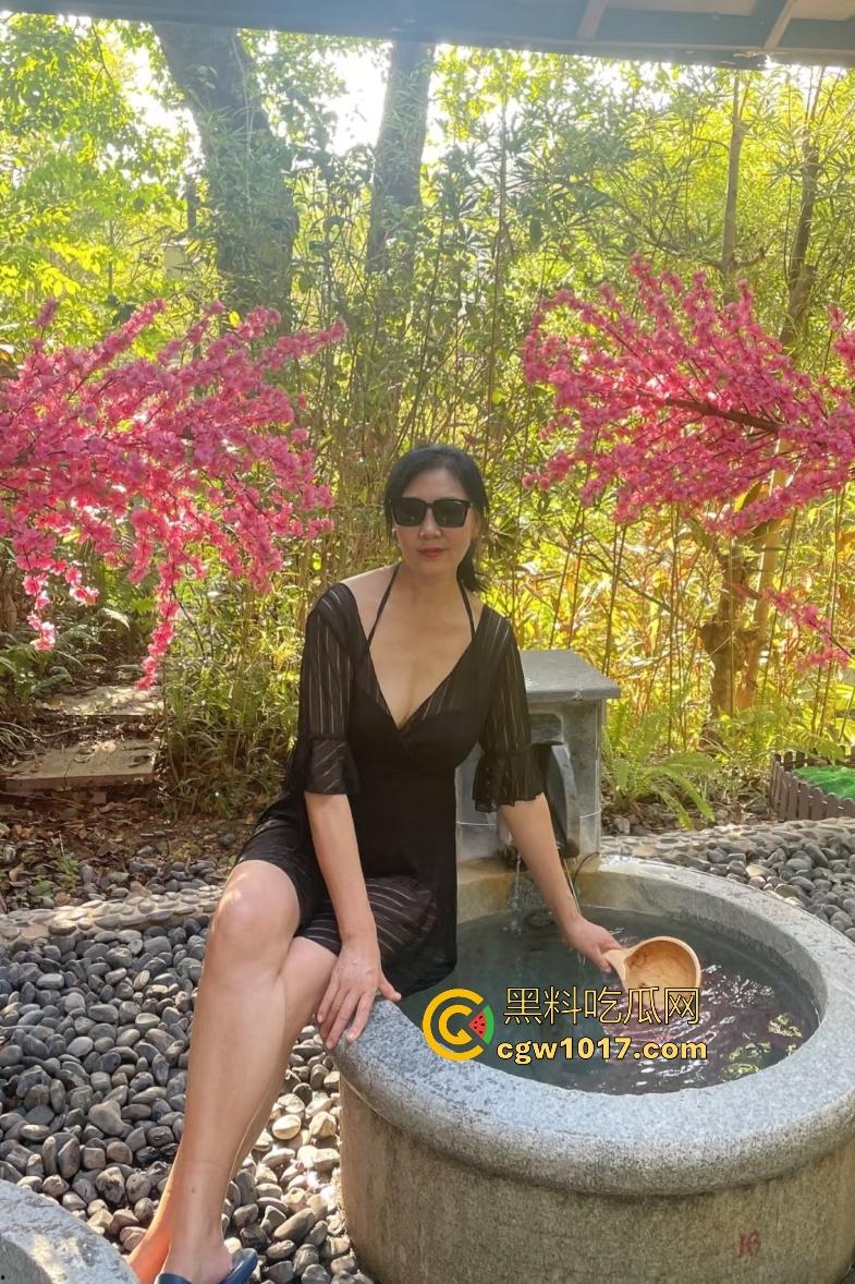 海角大神打游戏输了找老妈泻火,隔壁老爸还在睡觉,这边儿子干得母亲淫叫,老妈B毛太少儿子内射加点激素!-2