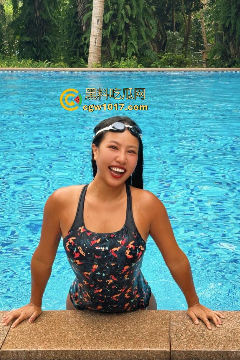 江边惊现白臀美女裸泳！脱衣屁股白到发光一堆人围观，老哥手机放大狂拍奶头隐约可见，我想知道这什么牌子的手机！-1