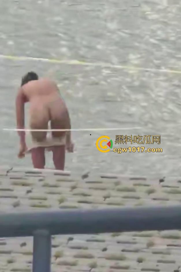 江边惊现白臀美女裸泳！脱衣屁股白到发光一堆人围观，老哥手机放大狂拍奶头隐约可见，我想知道这什么牌子的手机！-4