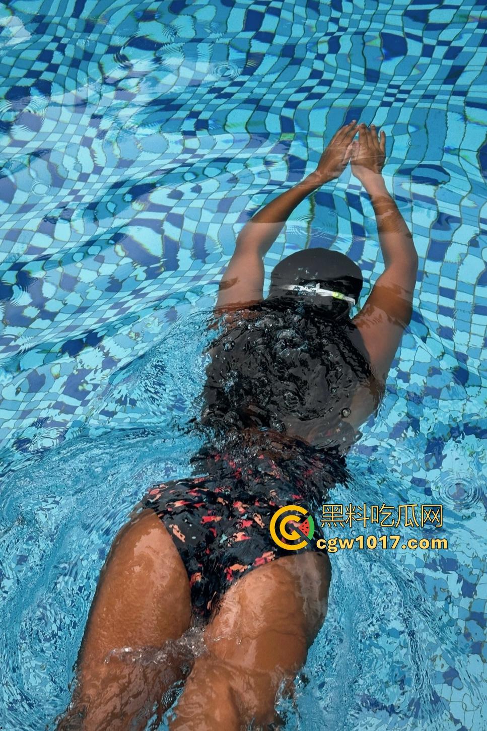 江边惊现白臀美女裸泳！脱衣屁股白到发光一堆人围观，老哥手机放大狂拍奶头隐约可见，我想知道这什么牌子的手机！-6