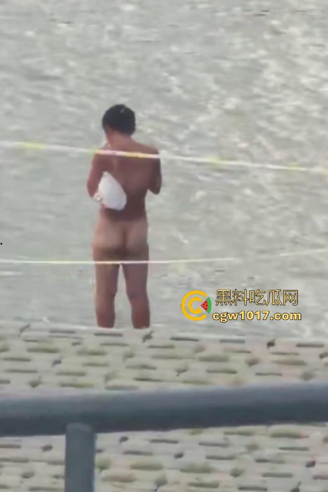 江边惊现白臀美女裸泳！脱衣屁股白到发光一堆人围观，老哥手机放大狂拍奶头隐约可见，我想知道这什么牌子的手机！-7