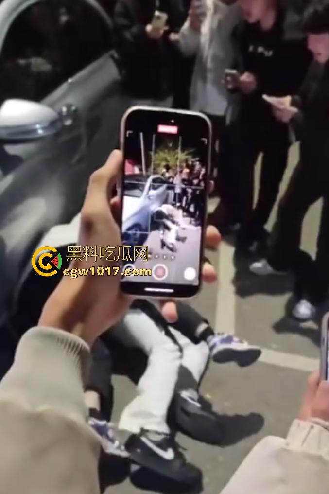 广西桂林谢霆锋1打4个C罗,只为争夺女友,谢霆锋没穿衣服被几个C罗当足球踢,真男人就要敢于单挑!-4