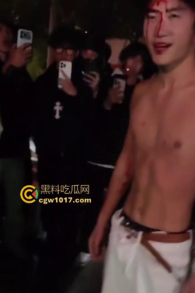 广西桂林谢霆锋1打4个C罗,只为争夺女友,谢霆锋没穿衣服被几个C罗当足球踢,真男人就要敢于单挑!-8