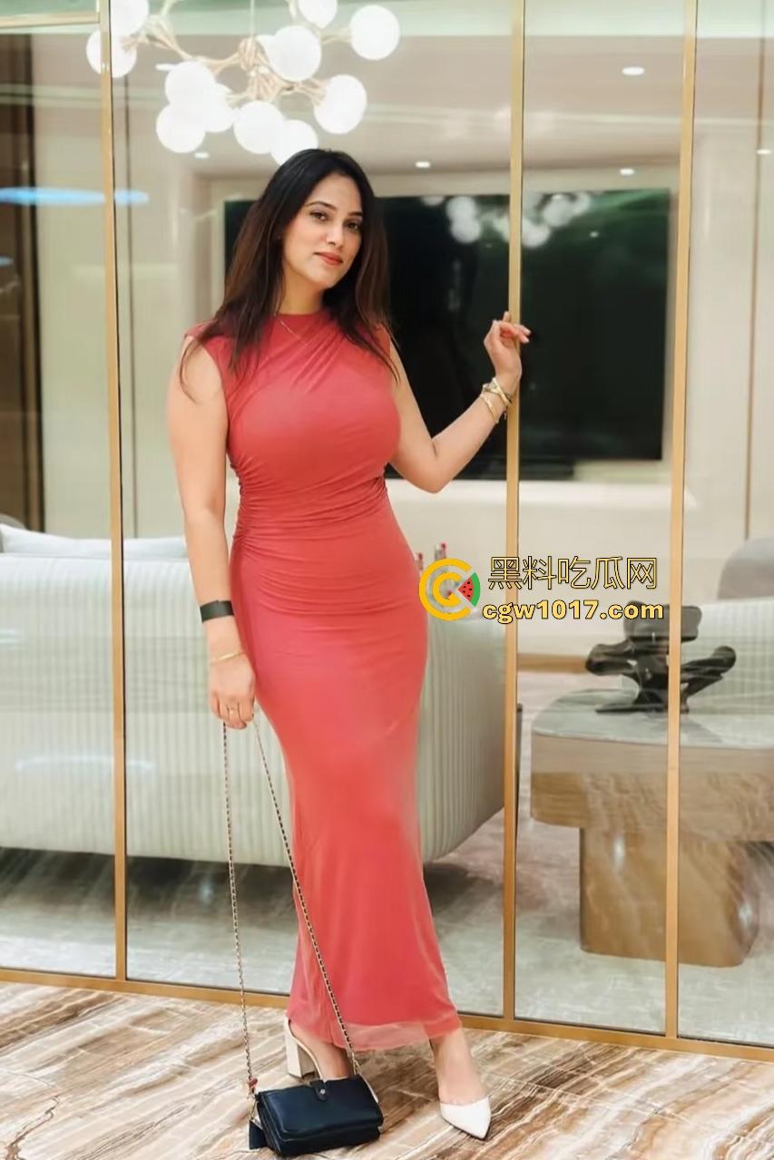 Sia Siberia × Stacy Cruz 双飞光头男,偷吃服务员被抓现行,女友不怒反笑晚上直接拉来3P,一屌二洞三进四出!-1