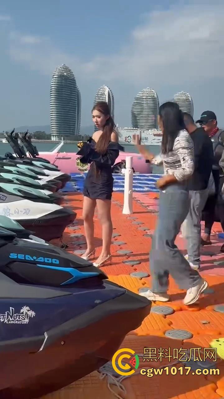 海南三亚钟情会所海边两大极品女现场撕逼，谁也不服谁直接开干，扯头发抓胸打起来丝毫不输男的，拦都拦不开！-1