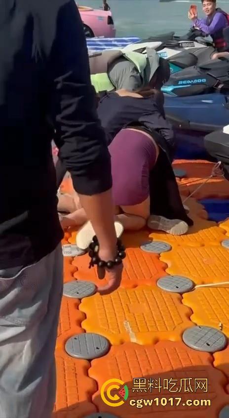 海南三亚钟情会所海边两大极品女现场撕逼，谁也不服谁直接开干，扯头发抓胸打起来丝毫不输男的，拦都拦不开！-4