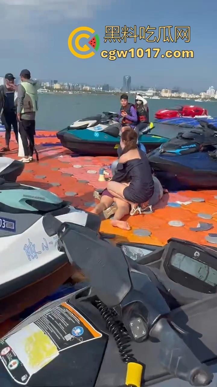 海南三亚钟情会所海边两大极品女现场撕逼，谁也不服谁直接开干，扯头发抓胸打起来丝毫不输男的，拦都拦不开！-7