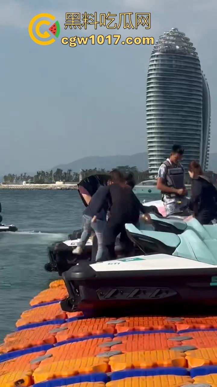 海南三亚钟情会所海边两大极品女现场撕逼，谁也不服谁直接开干，扯头发抓胸打起来丝毫不输男的，拦都拦不开！-8