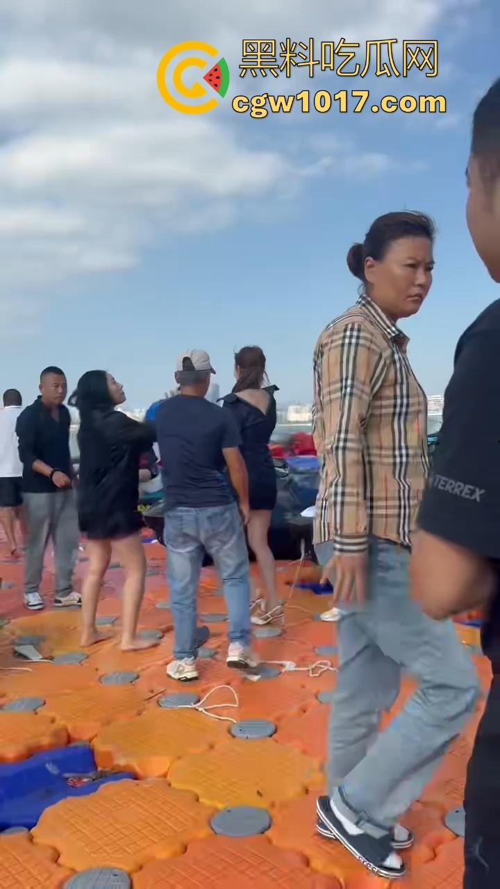 海南三亚钟情会所海边两大极品女现场撕逼，谁也不服谁直接开干，扯头发抓胸打起来丝毫不输男的，拦都拦不开！-10