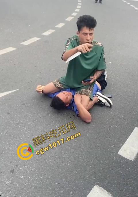 新疆男子勇斗城管!刀光闪烁,威风凛凛,城管悲惨跪地求饶,差点命丧黄泉!-4