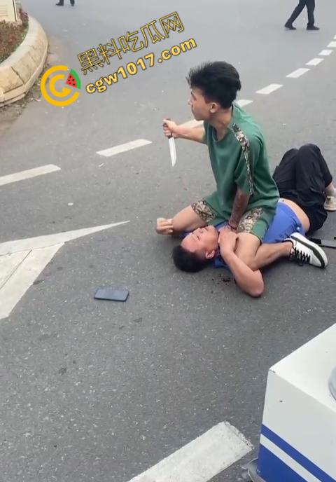 新疆男子勇斗城管!刀光闪烁,威风凛凛,城管悲惨跪地求饶,差点命丧黄泉!-5