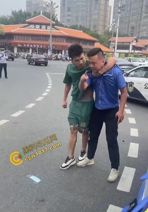 新疆男子勇斗城管!刀光闪烁,威风凛凛,城管悲惨跪地求饶,差点命丧黄泉!-7