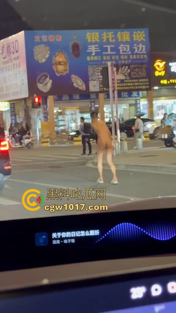 大冬天街头惊现裸男夜跑！全身脱光在车流量最大的街道夜跑，马路中央的焦点，难道什么女主人的任务啊！-8