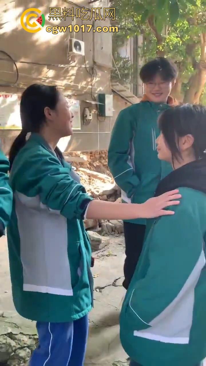 四川省南充市阆中中学女学生霸凌视频曝光，放学堵住不让走，边说道理边扇耳光，在学校就已经这么牛逼了是吧！-2