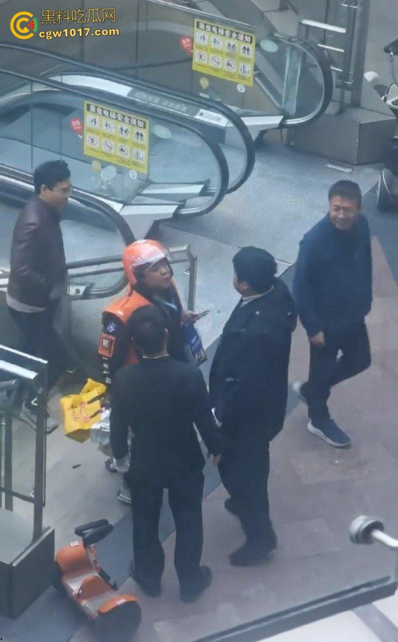 保安和外卖员商场爆发矛盾,真实上演君子动口不动手,互吐口水对峙互不退让,保安看他戴头盔就吐了就跑 !-4