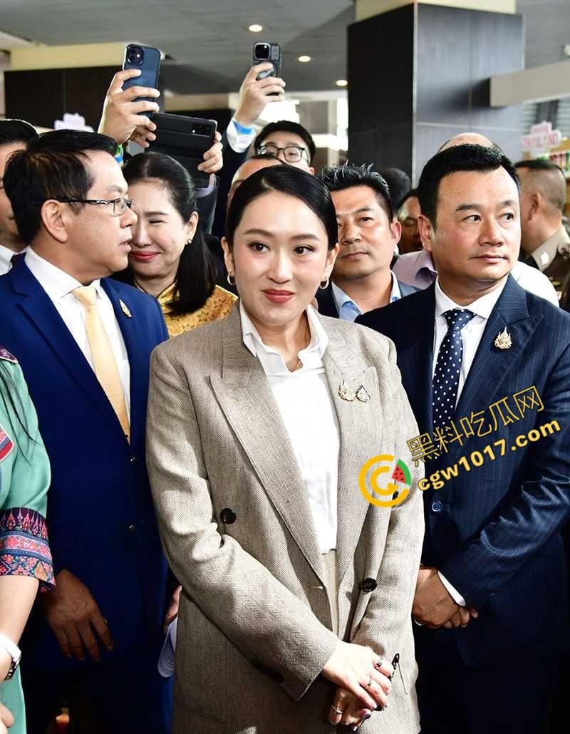 泰国女总理性爱丑闻泄密!极品巨乳,完美露脸,场景劲爆火辣,网民疯狂点击,震惊全球!-1