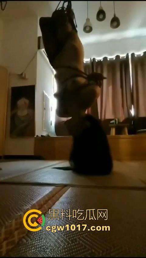 捆绑爱好者最新捆法！原称之为爸爸吊起来打，全身脱光倒立捆绑皮鞭伺候，还得是你们sm的大哥有创意啊！-8