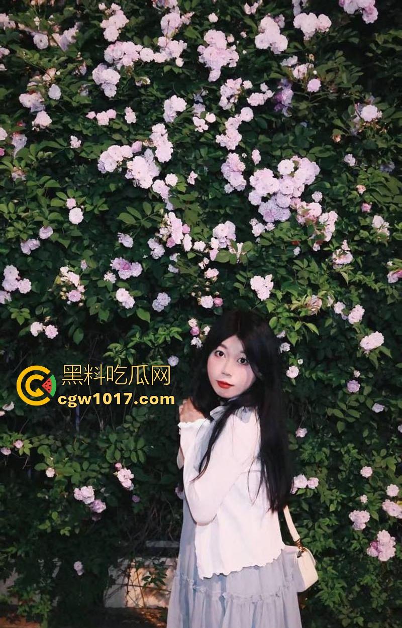 湖北师范大学萝莉学妹【温琬玲】反差跪床深喉口爆，狗链牵引翘臀后入爆操，与男友性爱视频曝光泄露！-1