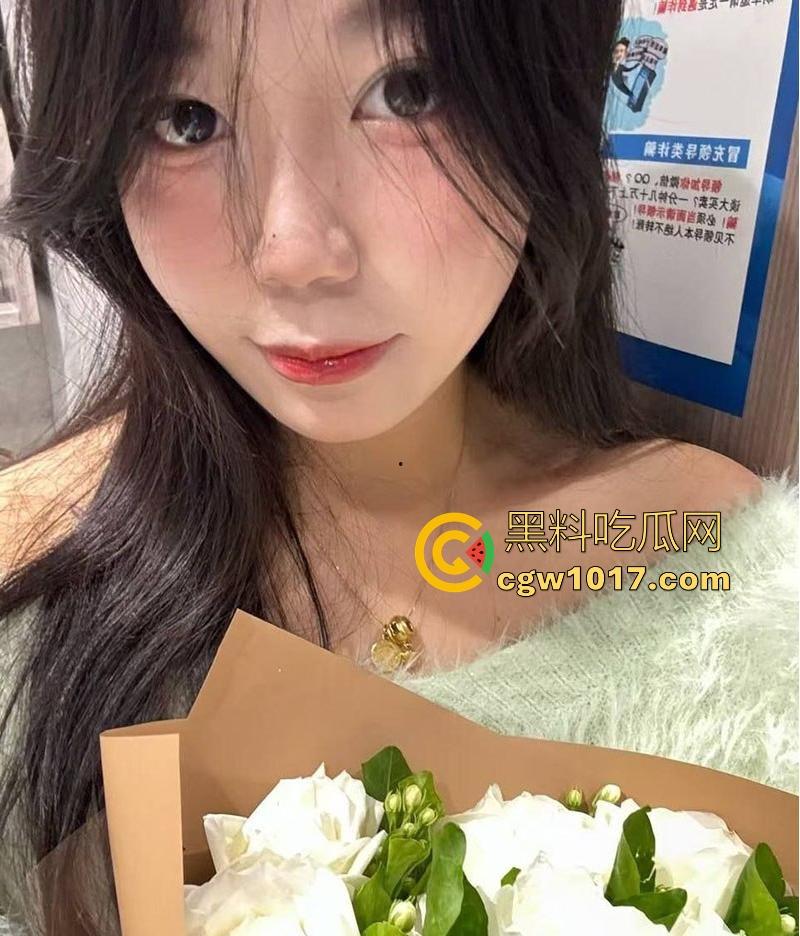 湖北师范大学萝莉学妹【温琬玲】反差跪床深喉口爆，狗链牵引翘臀后入爆操，与男友性爱视频曝光泄露！-7