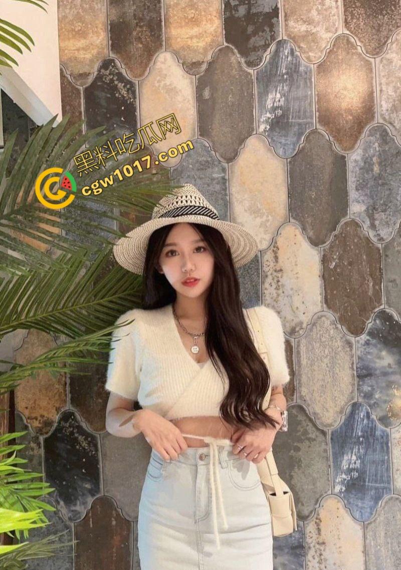 杭州美少妇【冯霏霏】与老公兄弟偷情视频烈火撩人，翘臀淫浪，无套激战，无尽快感爆棚，让人欲火焚身，欲罢不能！-1