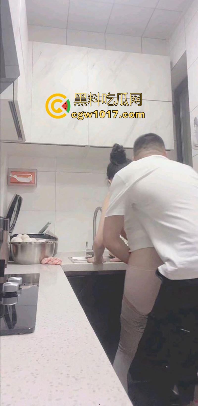 在厨房强上美艳瑜伽裤嫂子，按在厨房灶台就从后面猛干，插得嫂子淫水哗哗流，内射内射彻底被操服了！-1