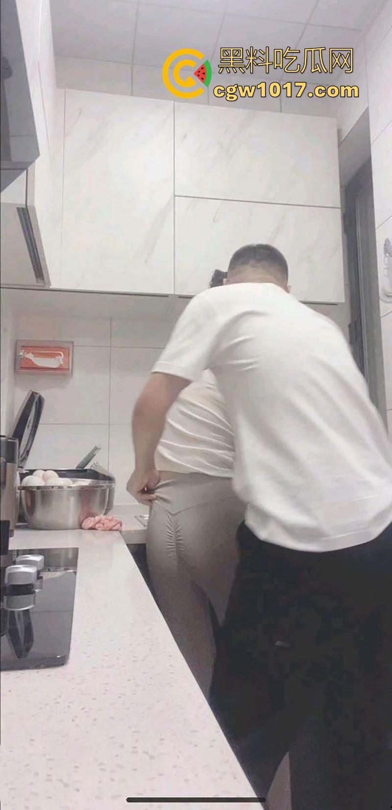 在厨房强上美艳瑜伽裤嫂子，按在厨房灶台就从后面猛干，插得嫂子淫水哗哗流，内射内射彻底被操服了！-3