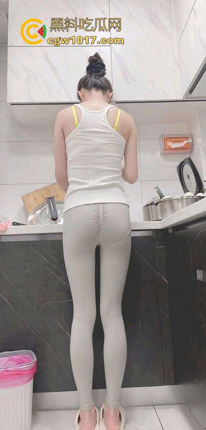 在厨房强上美艳瑜伽裤嫂子，按在厨房灶台就从后面猛干，插得嫂子淫水哗哗流，内射内射彻底被操服了！-4