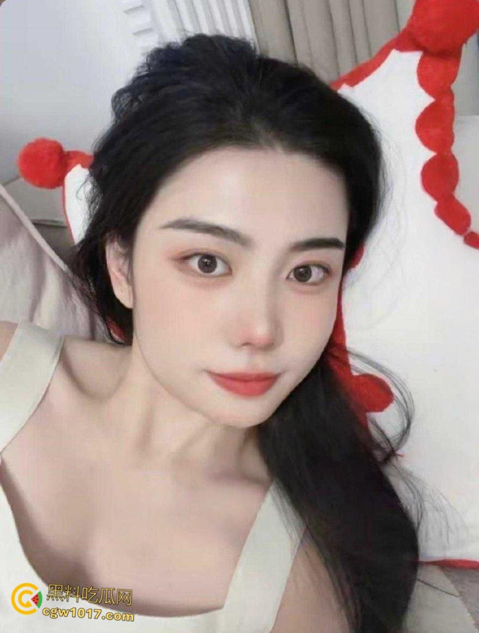 黑龙江省农商银行【赵蕊】，悬崖式分手被男友遭曝光，娇小美乳穿着情趣黑丝，趴在床上被猛猛打桩！-2