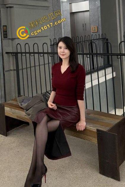 饥渴丝袜嫂子在厨房狂野求欢!灶台上疯狂抽插,淫水四溅,视觉盛宴引人窒息!-1