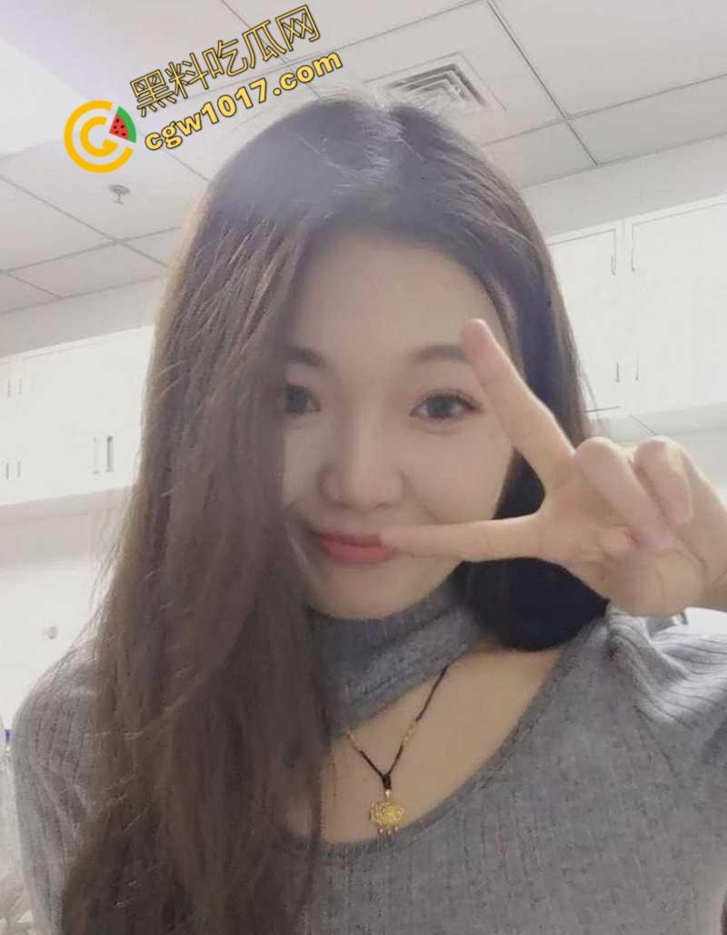 钦州骚妹【吴琪雪】乱伦丑闻炸翻全网:被亲爹无套内射,打胎后再度狂欢,前男友怒曝聊天记录毁三观!-3