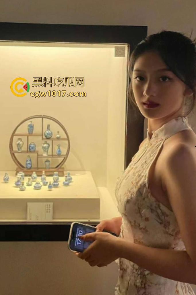 郑州大学主持人专业女神【毛雪】,谁能想到上台前一天在家用男友鸡巴锻炼口技,原来能说会道是有原因的!-1