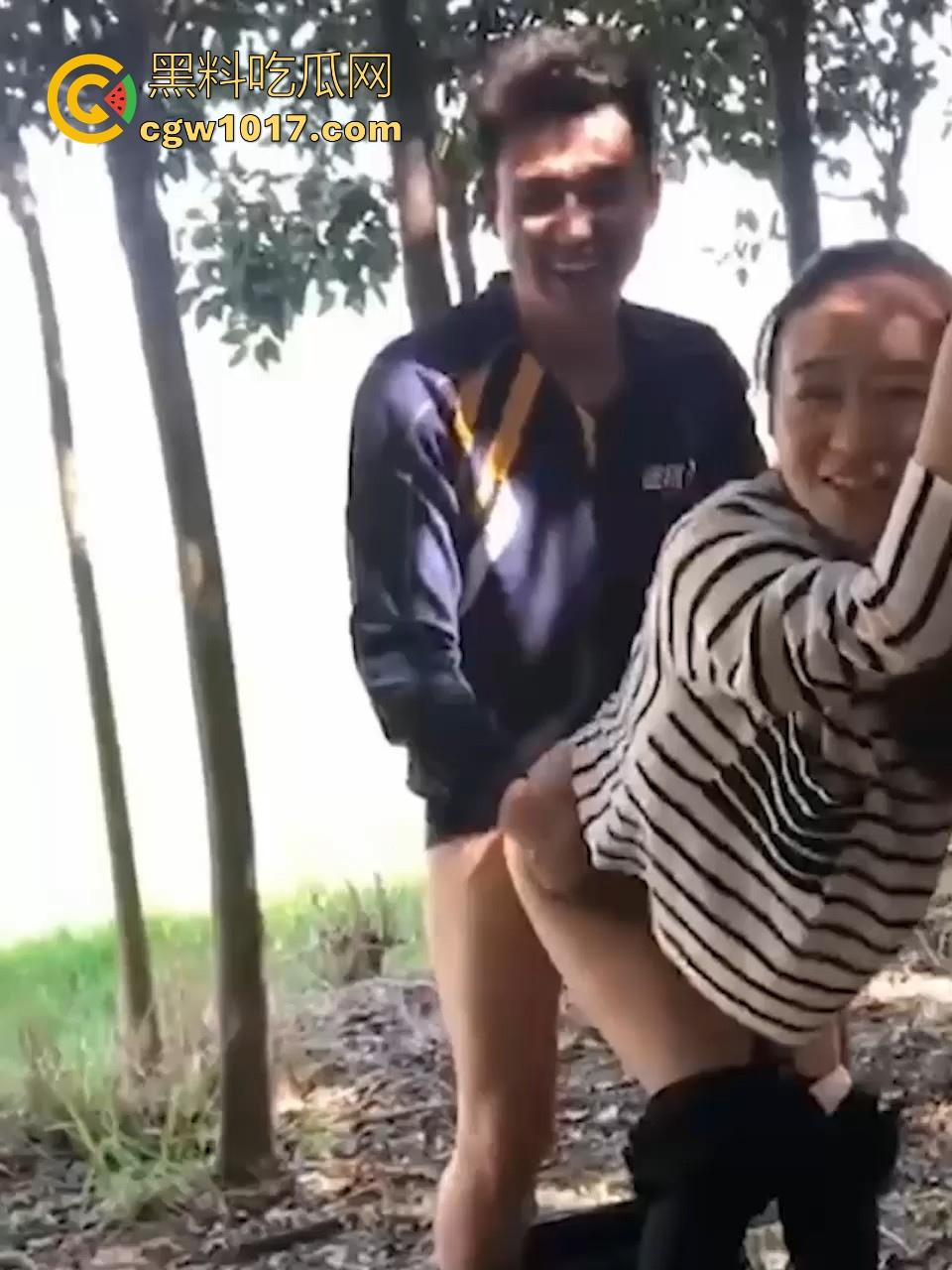 德邦物流野战视频曝光！送快递给少妇送到小树林野战，裤子一扒激情开干，后入打桩猛操边操边笑，麻烦给个好评！-3