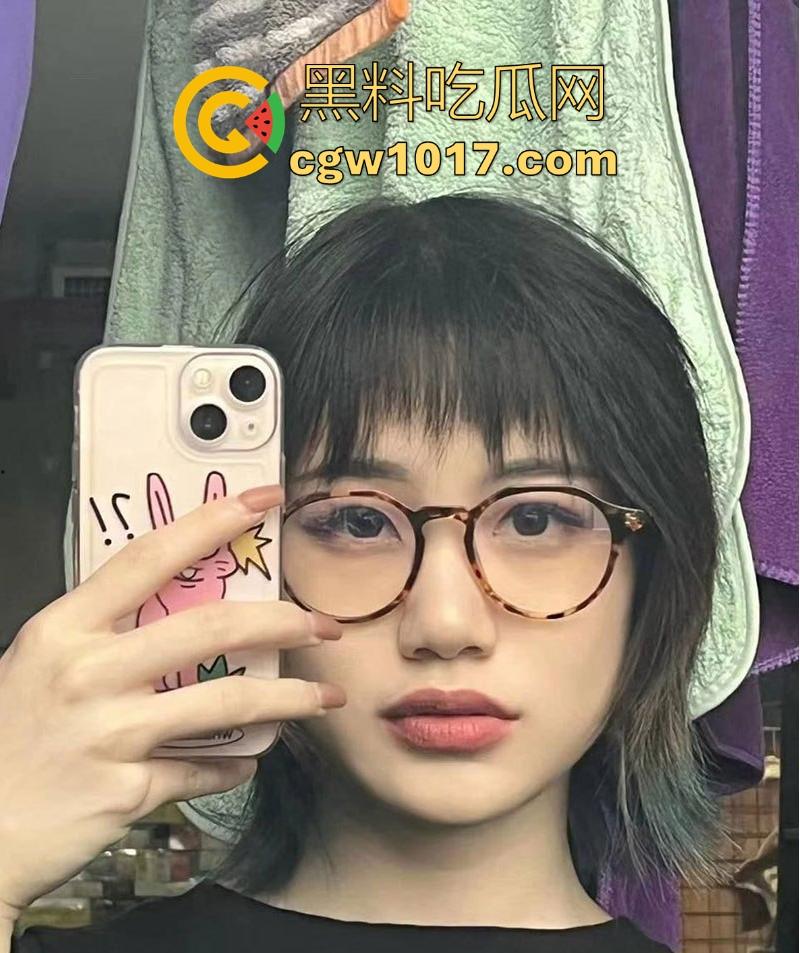 成都医科大学眼镜学妹【廖萱晴】双面人生暴露,清纯大学生私下是金主包养金丝雀,床上浪荡跟学校的清纯极其反差!-1