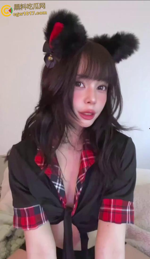 欧美顶流网黄【AmaiMaiOfficial】,cos绫濑桃福利视频,性感比基尼蛋糕抹身,美腿大开揉穴自慰,画面香艳无比!-1