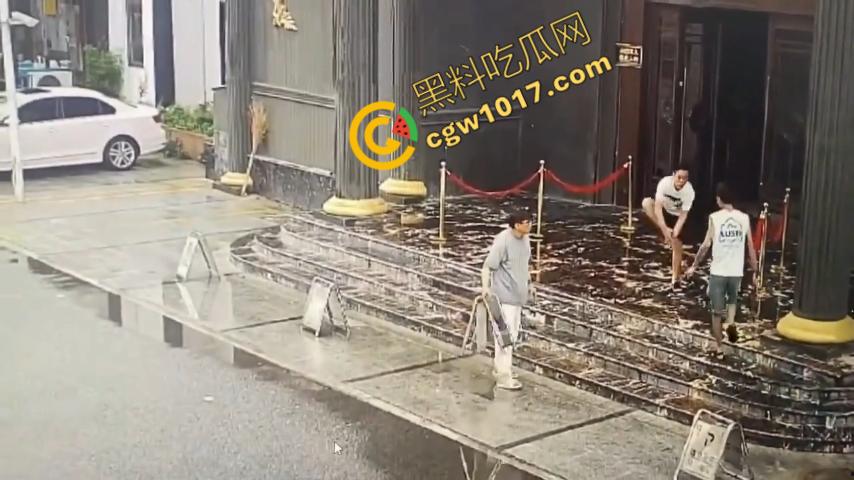 血腥暴力！两男子被疯狂催收员砍伤！街头刀光剑影，鲜血四溅，高利贷催收员下手无情，横行无忌-2