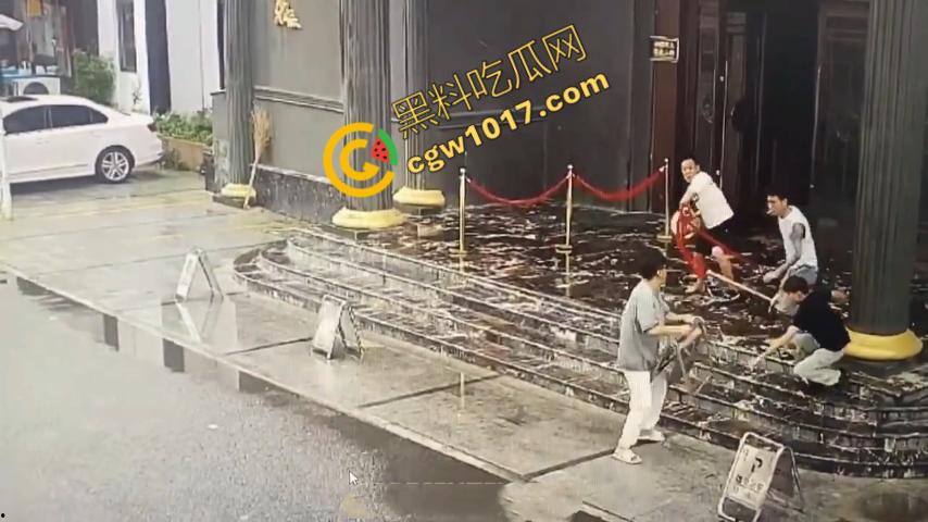 血腥暴力！两男子被疯狂催收员砍伤！街头刀光剑影，鲜血四溅，高利贷催收员下手无情，横行无忌-3