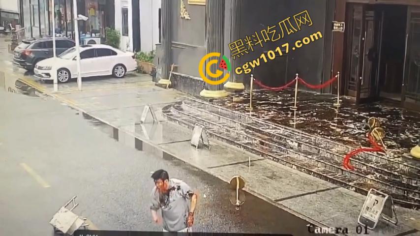 血腥暴力！两男子被疯狂催收员砍伤！街头刀光剑影，鲜血四溅，高利贷催收员下手无情，横行无忌-8