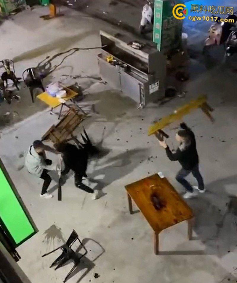 广东渔夫烧烤店发生乱斗火拼，一伙黑衣人手持砍刀见人就砍，烧烤店瞬间桌椅碎裂，楼上群众幸灾乐祸狂拍 ！-1