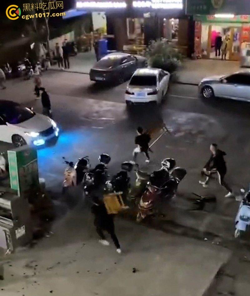 广东渔夫烧烤店发生乱斗火拼，一伙黑衣人手持砍刀见人就砍，烧烤店瞬间桌椅碎裂，楼上群众幸灾乐祸狂拍 ！-5